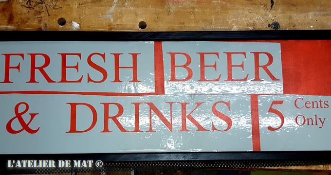 Panneau rouge et pochoir - Red panel and stencil