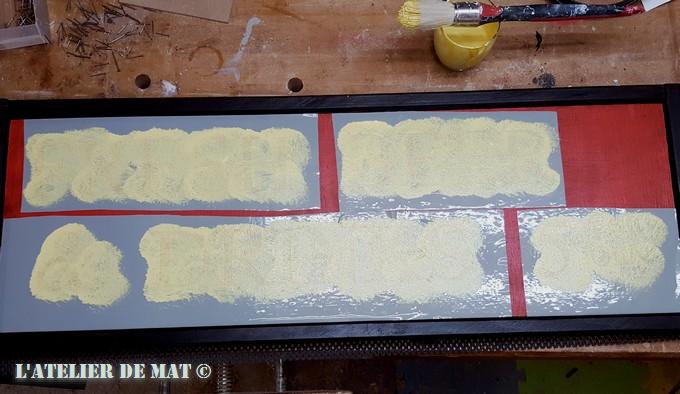 Panneau rouge et pochoir - Red panel and stencil