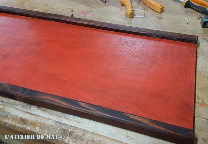 Panneau rouge et cadre - Red panel and frame