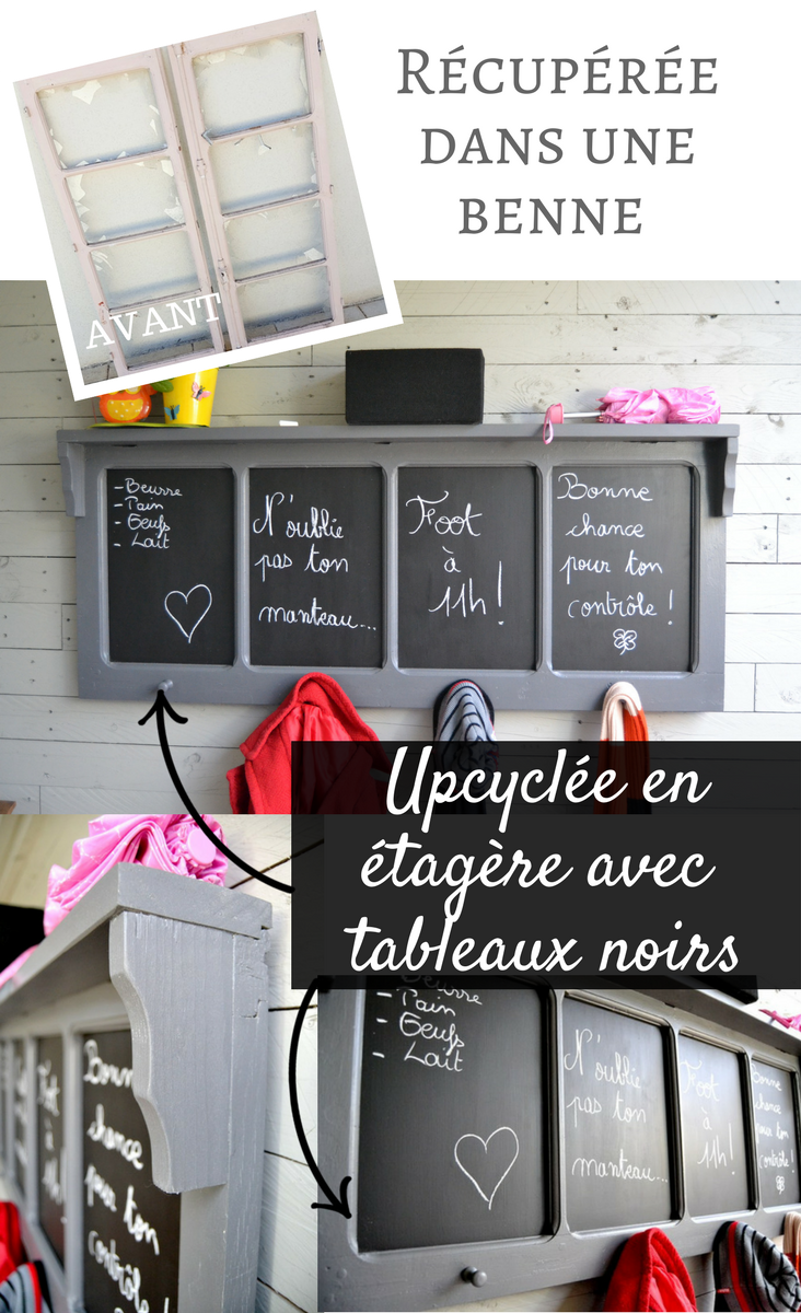 Fenêtre transformée en étagère avec des tableaux noirs