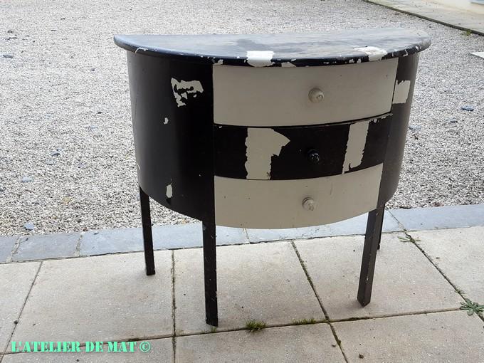 Commode peinte demi-lune - Half round painted dresser Commode peinte demi-lune - Half round painted dresser