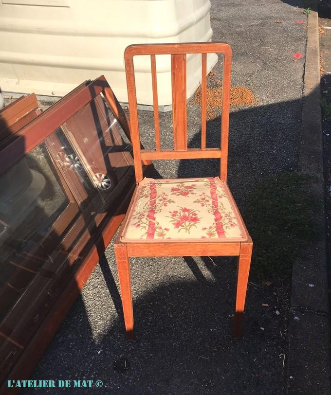 chaise sur un trottoir - Old chair on the curb