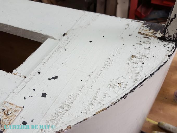 Dessous de commode avant decapage