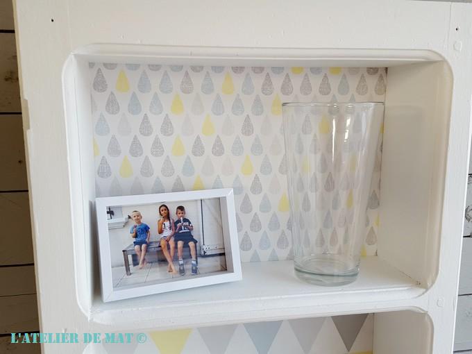 étagère avec papier peint "Goutte Bleu"