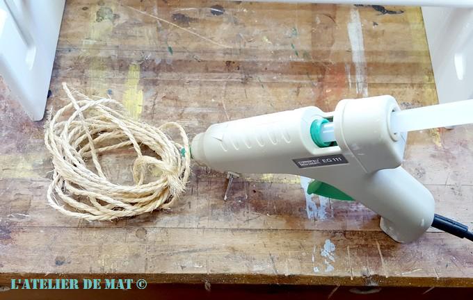 Pistolet a colle et cordelette