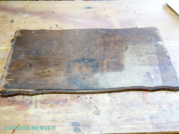 Plateau supérieur d'une vieille desserte abimée