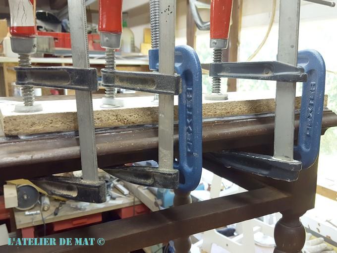 Collage placage table Louis XIII 