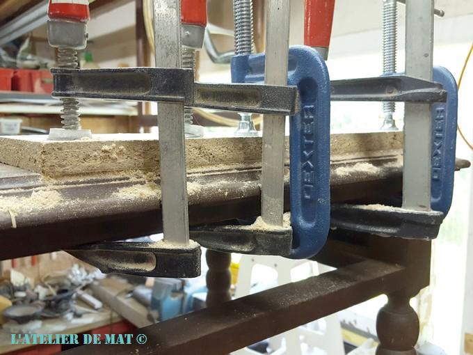 Collage placage table Louis XIII 