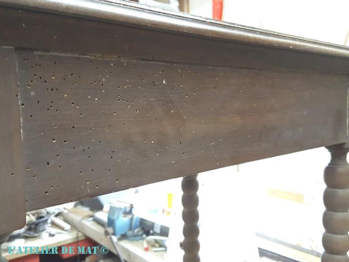 Meuble et trous de vers