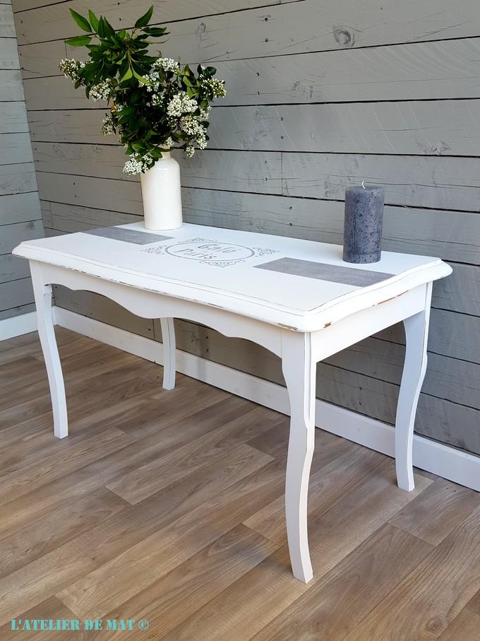 Table basse Louis XV relookée en Shabby Chic avec pochoir
