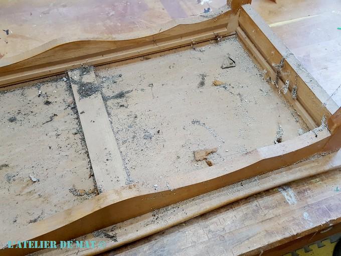 Table basse de style Louis XV avant nettoyage