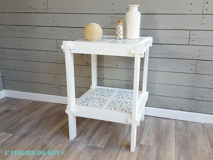 Table d'appoint relookée avec des carreaux de ciment en bois Table d'appoint relookée avec des carreaux de ciment en bois