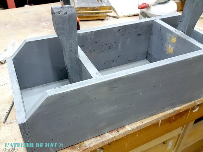 Caisse apres deux couches de peinture Greywash