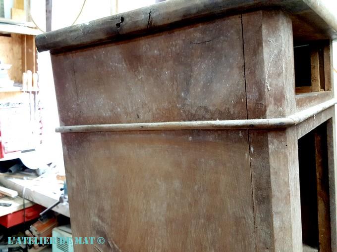 Vieux chevet avec moisissure