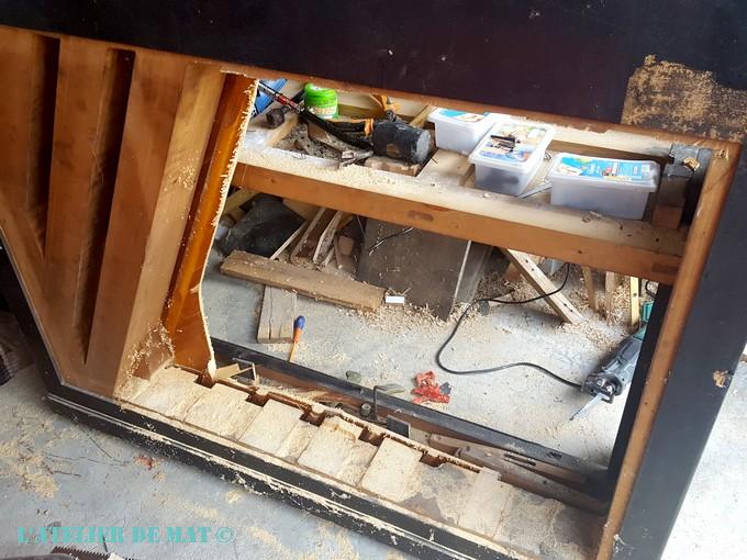 Découpage d'un vieux piano droit