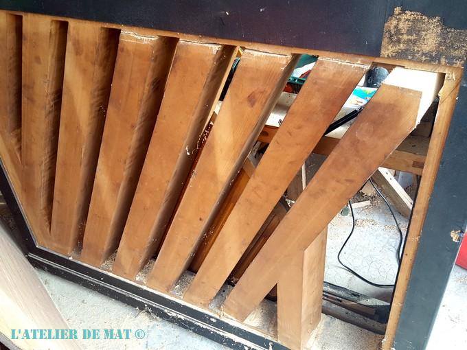 Découpage d'un vieux piano droit