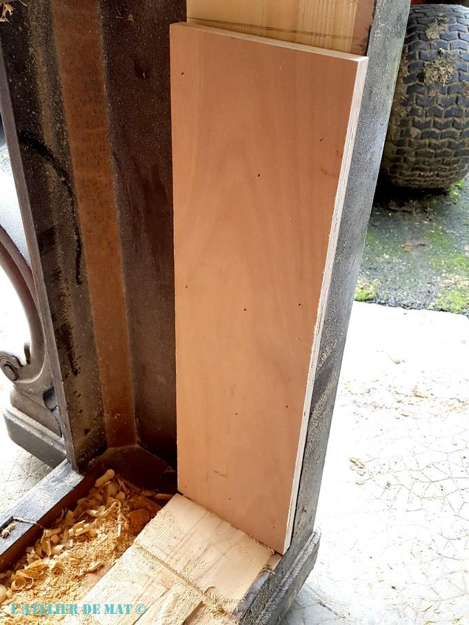 Chutes de contreplaqué fixées au piano