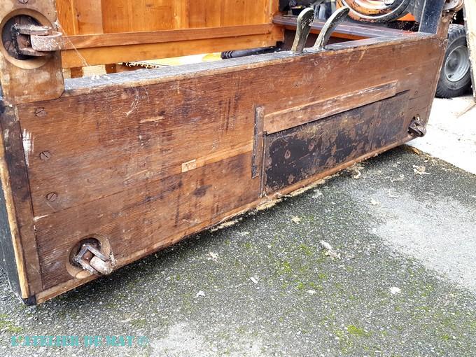 Dessous d'un vieux piano droit