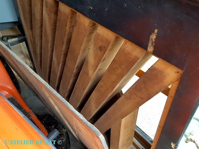 Intérieur d'un vieux piano droit