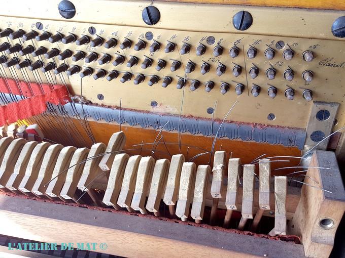 Cordes de piano coupées