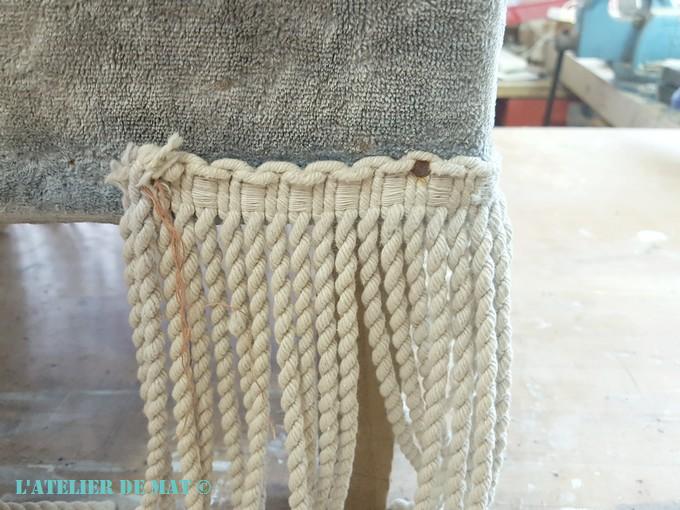 Passementerie repose-pieds velours démodé