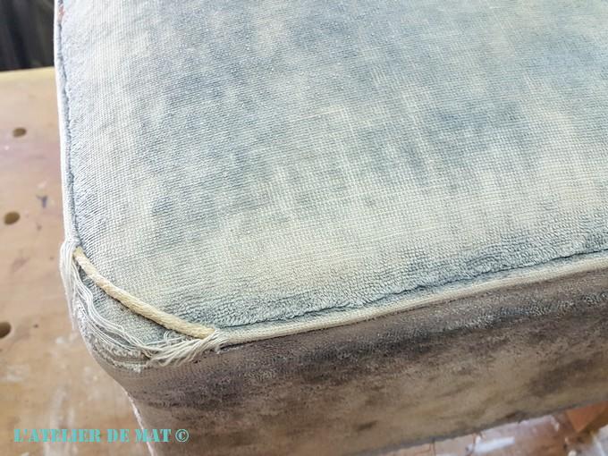 Repose-pieds velours démodé